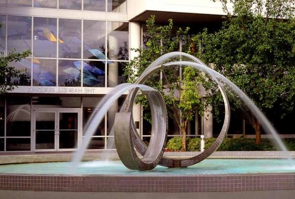 Fountain in front of 澳门足彩app's headquarters.